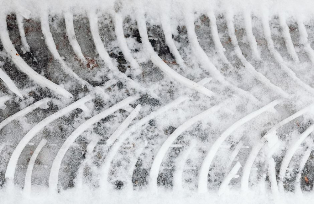 Hoeveel millimeter profiel moeten winterbanden minimaal hebben in de winter van 2026